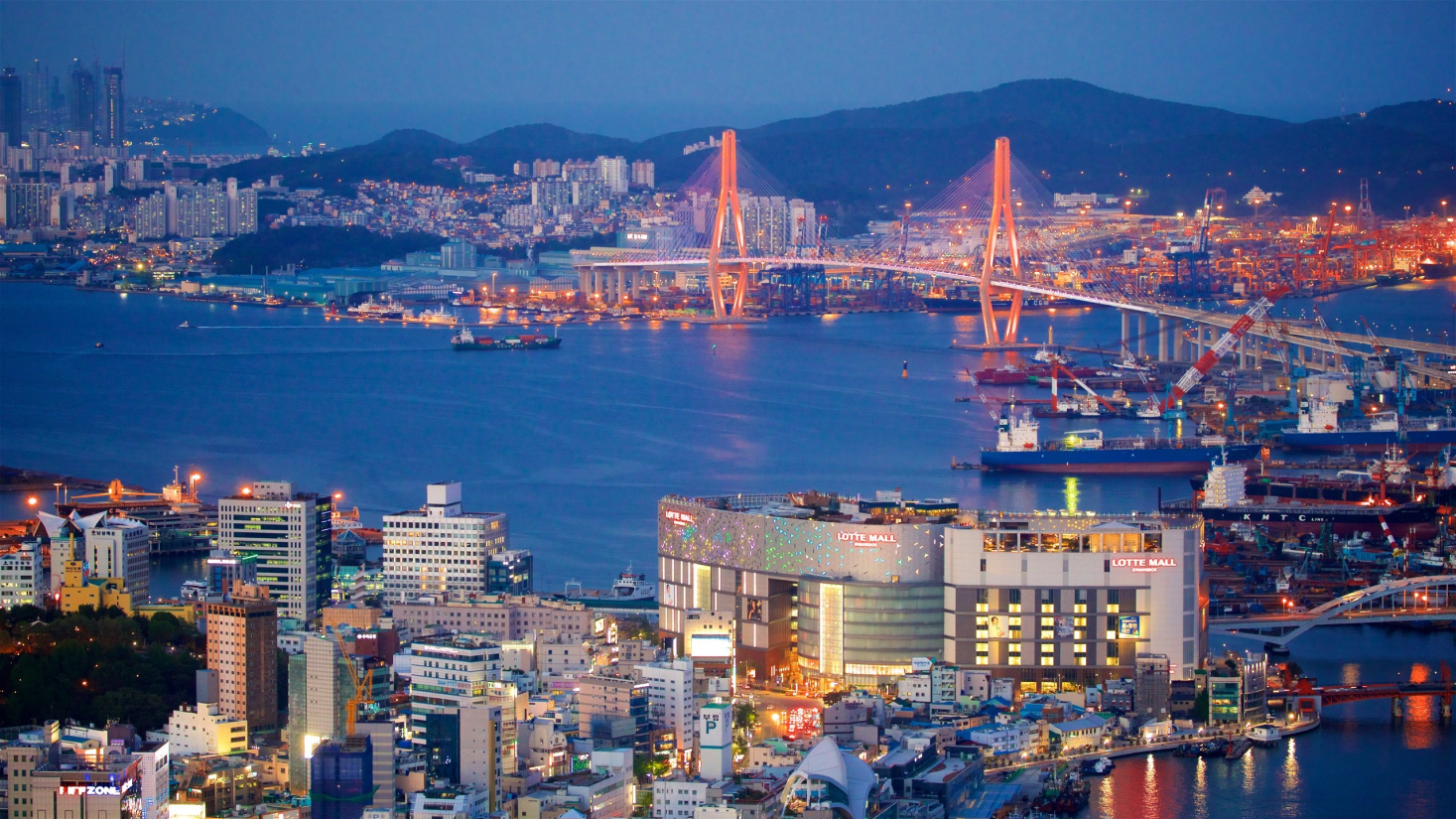 Foto de Busan com o mar e prédios ao fundo